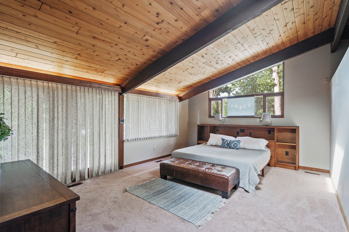 Mid-Century Vibe: Serene Lakefront Oasis