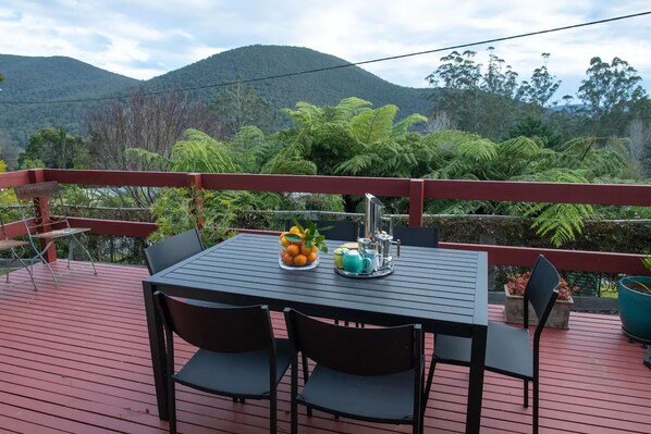Little Joe, Cosy Warburton Cottage with views of Mt Little Joe