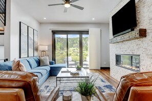 Relax In This Luxurious Space In Front Of The Doublewide Gas Fireplace