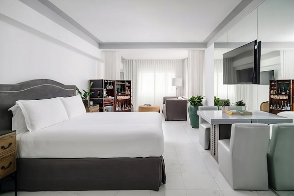 Unit with 1 King size bed. Exact unit will be assigned upon arrival. Views, colors and decor may vary.