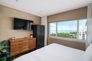 Unit with 1 Queen size bed. Exact unit will be assigned upon arrival. Views, colors and decor may vary.