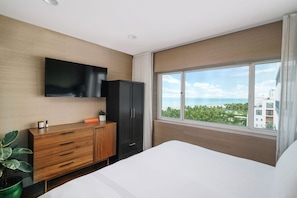 Unit with 1 Queen size bed. Exact unit will be assigned upon arrival. Views, colors and decor may vary.