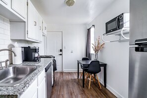 Superhost Airbnb in Columbus, Ohio 🌿✨🏆
📣 Featured on ItsAllBee! – Spotted by a famous London-based travel blogger & highlighted as one of the best Airbnbs in Columbus 🎉