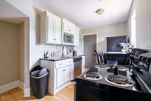Family & Pet Friendly Vacation Rentals In Ohio Columbus
pristine culinary sanctuary where cleanliness meets luxury. Our impeccably designed kitchen boasts state-of-the-art appliances, including a sleek stove, oven, and brand-new microwave oven. Revel in the convenience of our meticulously maintained space
