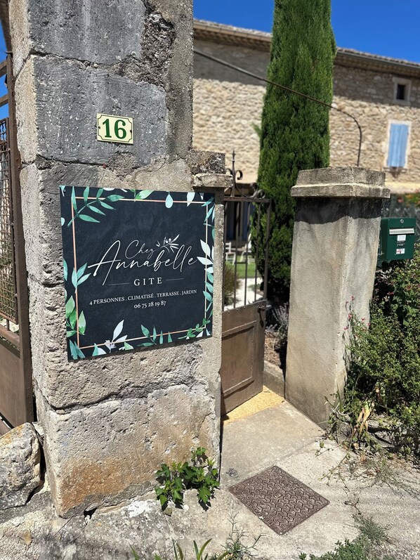 Portillon individuel du gîte.