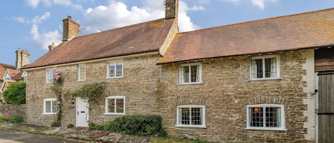 Lower Farm Cottage, Stalbridge Weston: A comfortable holiday home for four