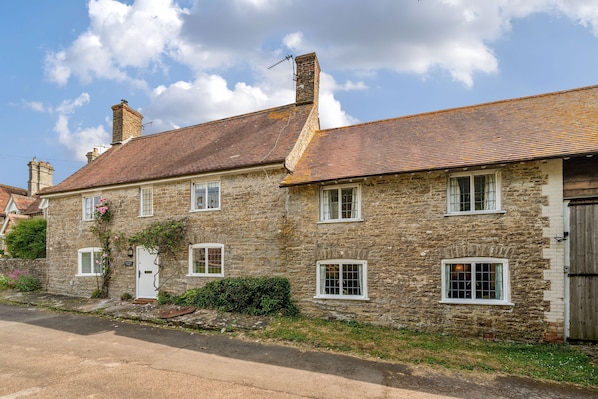 Lower Farm Cottage, Stalbridge Weston: A comfortable holiday home for four