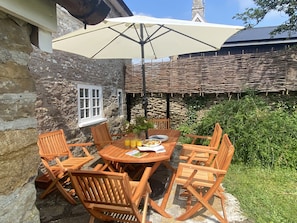 Lower Farm Cottage, Stalbridge Weston: The garden furniture with parasol for alfresco dining