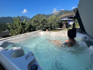 Outdoor spa tub