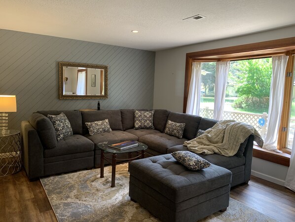 Natural light with the large picture window and bench seat, perfect book-nook!