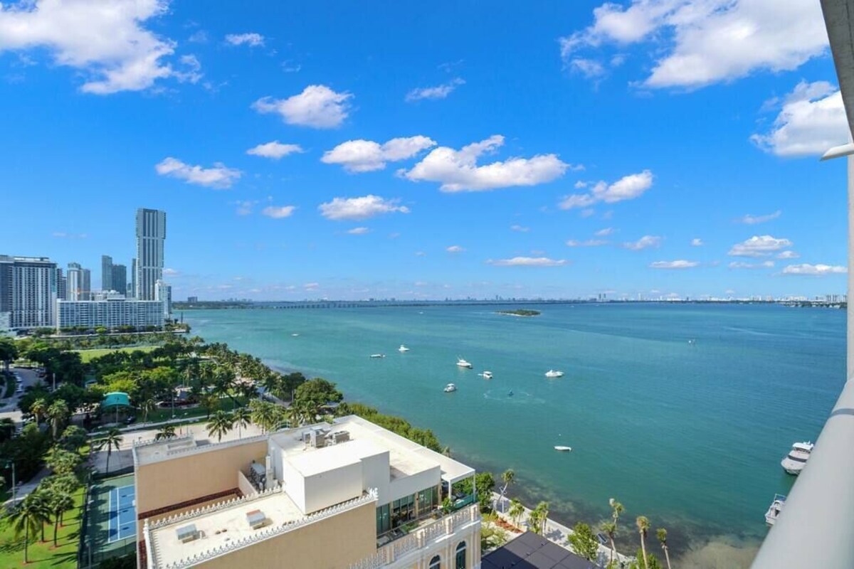 Fantasy! Jr. 2 Bedroom Condo Located Only 3 Miles to South Miami Beach