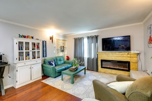 Living Room | Free WiFi | Smart TV | Heated Floors | Electric Fireplace