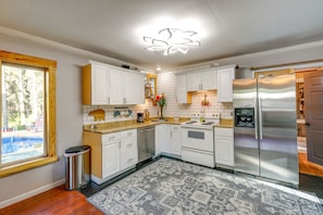 Kitchen | Cooking Basics | Coffee Maker | Trash Bags & Paper Towels Provided