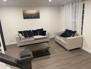 The newly built townhouse 5 min away from the airport and a mile from stores