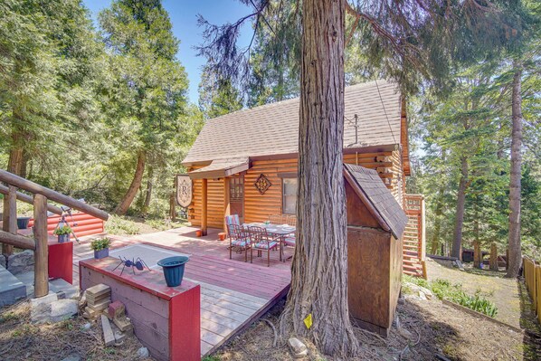 Cedarpines Park Vacation Rental | 3BRA | 1.5BA | 1,352 Sq Ft | Stairs Required