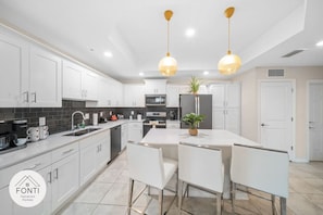 Kitchen Island#Disney #Parks #kingdom #springs #StoreyLake #resort #Apartment #Vacation #Rental #waterpark #Kissimmee #Orlando #universal #citywalk