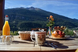 Terrasse avec vue sur les montagnes