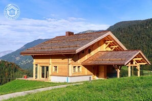 Chalet avec l'abri voiture