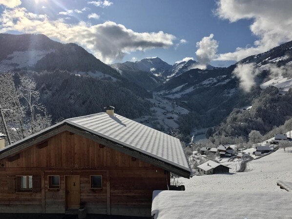 Le chalet et sa vue sur nos belles montagnes