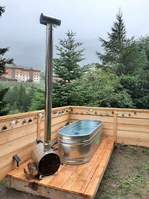 Outdoor spa tub