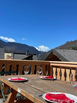 repas sur la terrasse extérieure