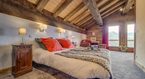 Chambre parentale au dernier étage avec une vue magnifique sur Sainte Foy et le glacier du Mont Pourri. Au total 5 personnes peuvent dormir à cet étage.