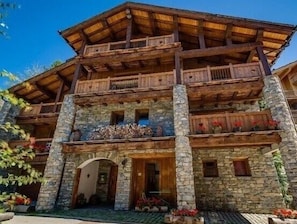 Le Chalet Chaudanne l'été. Le Top occupe les 2 derniers étages du chalet