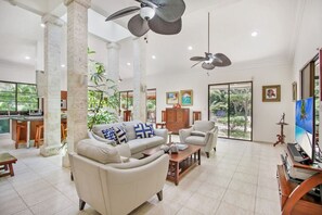 Villa Tortuga B54: open floor plan living area