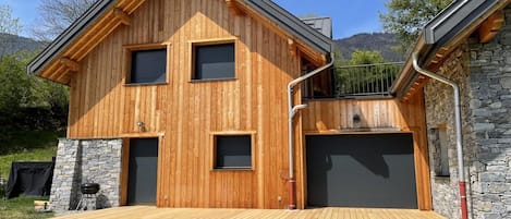 Gite du Villaret avec sa terrasse bois orientée plein sud