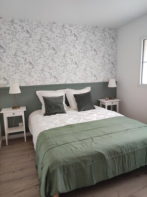 Chambre vert sauge, lit de 160, avec dressing au rez de chaussée