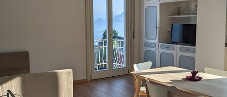 The open plan living room with 2 balconies and lake view