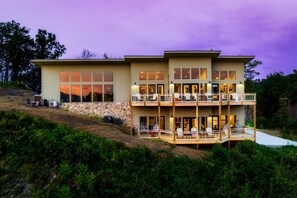 Welcome to Phoenix Lodge! Relax in luxury and soak in the stunning mountain views