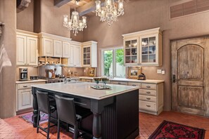 6546 - Fully Stocked Gourmet Kitchen