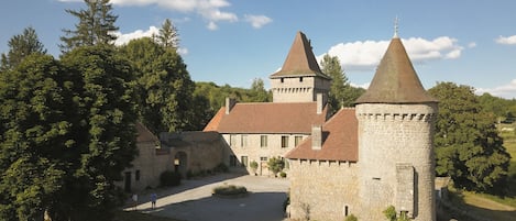 Vue aérienne du site (La Maison d'amis est au premier plan à droite)