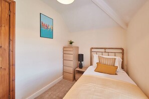 Blue Sky Cottage, Whitby - Host & Stay