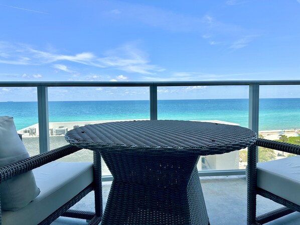 Balcony with Ocean view that can enjoy the sunrise 