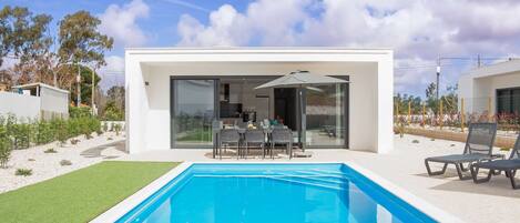 Casa da Pedreirinha Branca: Élégante villa de 3 chambres à Nadadouro avec jardin privé et piscine, à proximité de Caldas da Rainha et Foz do Arelho.