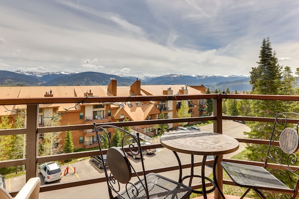 Silverthorne Vacation Rental | 2BR | 2BA | Elevator Access | 1,129 Sq Ft