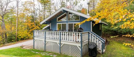 A 4-season chalet located conveniently between North Conway and Jackson.
