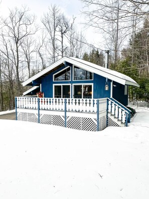 A 4-season chalet located conveniently between North Conway and Jackson.