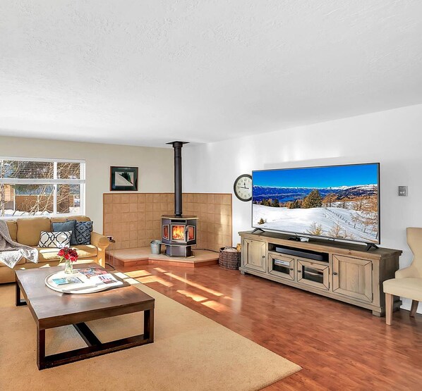 Evergreen Cottage in McCall is the perfect basecamp for adventure and entertainment! Centrally located in a quiet neighborhood just off McCall Golf Course's Aspen #4 fairway, it's got a great outdoor space and TONS of all-ages entertainment options--perfect for couples and groups/families 