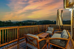 1,000 sq ft of deck space with, seating & lounge areas, w/articulating umbrella