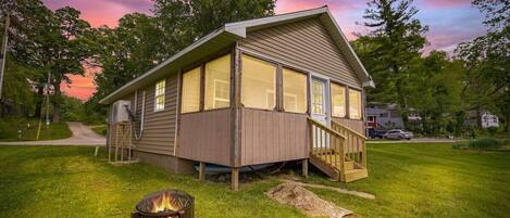 Cozy waterfront cabin with private gazebo overlooking the water!