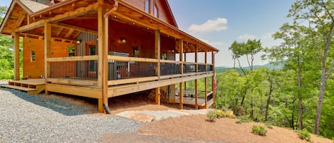 Blue Ridge Vacation Rental | 4BR | 3.5BA | 2,800 Sq Ft | Stairs Required