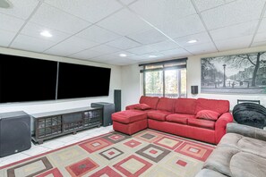 Living Room | Smart TV | Free WiFi | Fireplace