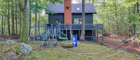 Tobyhanna Vacation Rental | 4BR | 2.5BA | 1,642 Sq Ft | Stairs Required