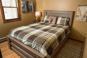 BEDROOM 1 W/ QUEEN BED