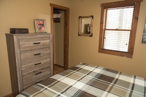 BEDROOM 1 W/ QUEEN BED