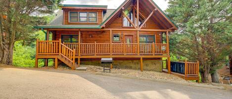 Pigeon Forge Vacation Rental | 5BR | 4BA | Stairs Required | 2,246 Sq Ft