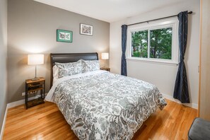 Bedroom 3 with queen bed